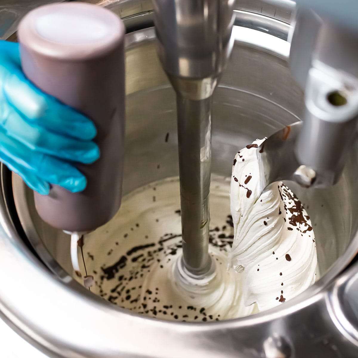 Stracciatella gelato making